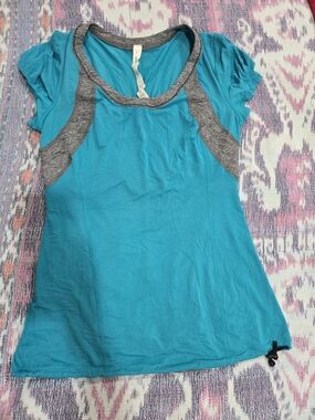 Lululemon Athletica Short-Sleeve Active Top in Teal with Gray Trim